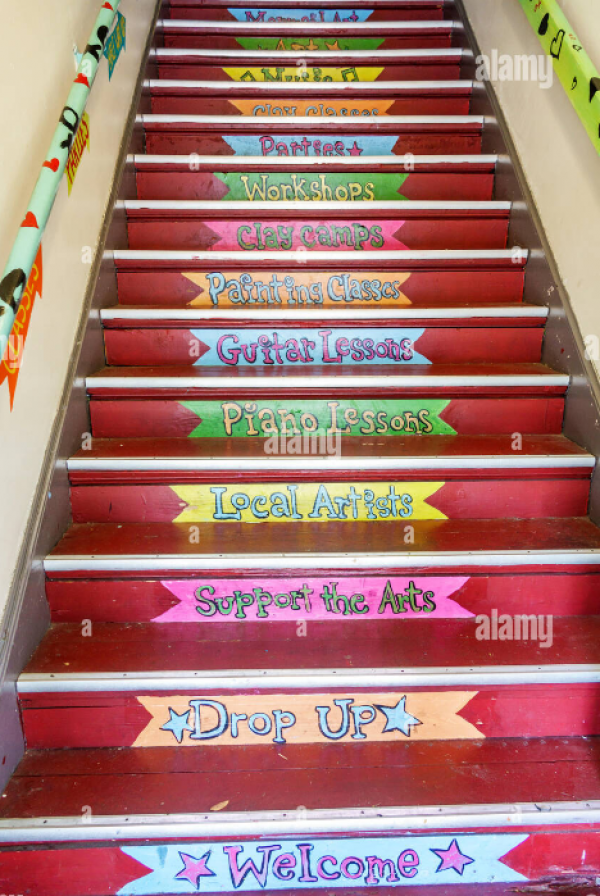 Tangga sentuhan artistik dengan langkah-langkah berwarna-warni